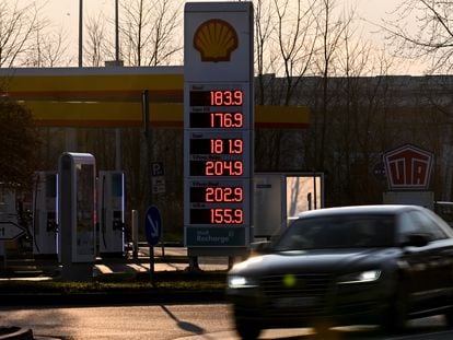 Panel de precios de los carburantes en una gasolinera de Shell en Berlín, este martes.
