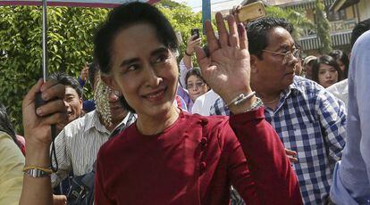 Aung San Suu Kyi saluda a sus partidarios ante un colegio electoral en Kawhmu.