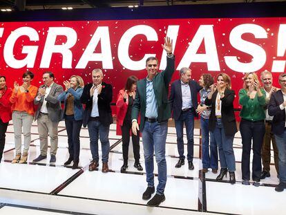 El Presidente del Gobierno Pedro Sánchez con su nuevo gobierno, en Madrid, el pasado 26 de noviembre.