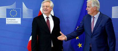 El representant britànic per a la UE, David Davis, i el negociador de la UE, Michel Barnier, després de la reunió a Brussel·les.