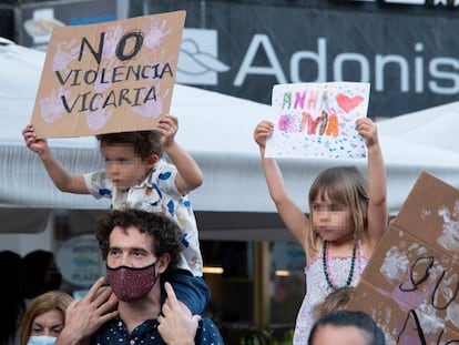 Dos niños con carteles participan en una concentración feminista. EUROPA PRESS