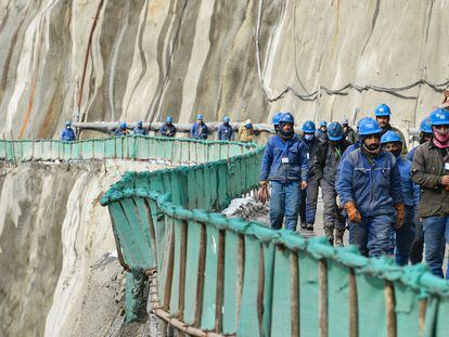 Trabajadores de la construcción en una presa de Pakistán, en febrero de 2022.