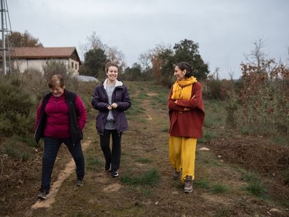 De izquierda a derecha, Rosa Campesino, Esther Martín, ambas vecinas de siempre de Brandilanes (Zamora), y Mireia Fresno, que forma parte de la comunidad hinduista.