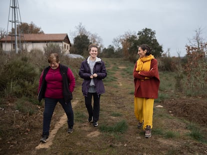 De izquierda a derecha, Rosa Campesino, Esther Martín, ambas vecinas de siempre de Brandilanes (Zamora), y Mireia Fresno, que forma parte de la comunidad hinduista.