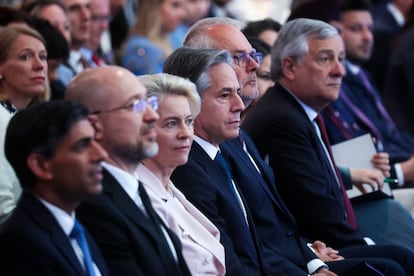 El secretario de Estado de EE UU, Anthony Blinken; el primer ministro británico, Rishi Sunak; el primer ministro ucranio, Denis Shmihal; el ministro italiano de Exteriores, Antonio Tajani; el presidente de Estonia, Alar Karis; y la presidenta de la Comisión Europea, Ursula von der Leyen, en la Conferencia para la Reconstrucción de Ucrania, este miércoles en Londres. (
