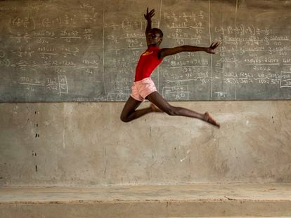 Achta, una de las gimnastas chadianas acogidas en Madrid, salta en una de las aulas del colegio San Francisco Javier de Toukra, en Chad.