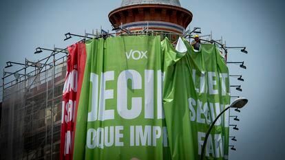 Retirada del cartel de Vox del edificio en la esquina de las calles de Goya y Alcalá, en Madrid el martes.
