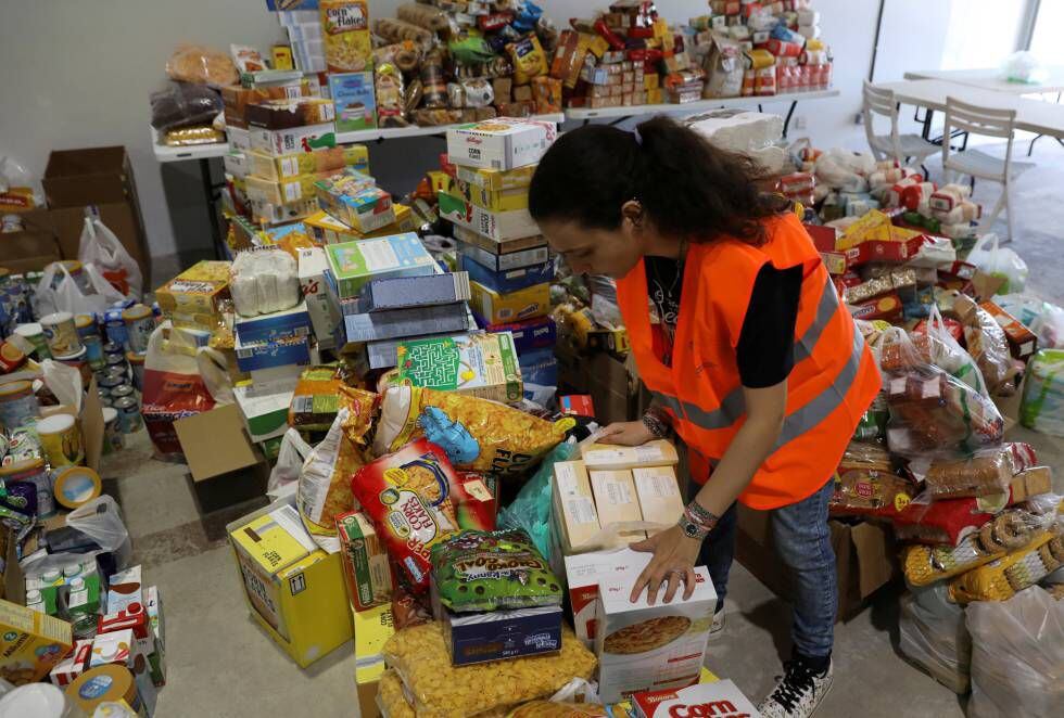 Una voluntaria recoge alimentos y productos básicos en Nicosia, Chipre, para enviar a Beirut.