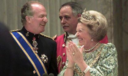 El rey Juan Carlos bromea con la entonces reina Beatriz de Holanda  durante una cena oficial en el Palacio Real en &Aacute;msterdam (Holanda) en 2001. 