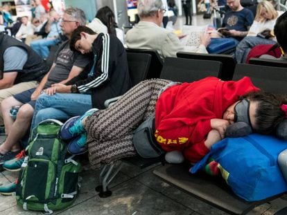 Pasajeros esperando en la terminal del aeropuerto de Heathrow.