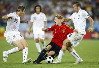 Chiellini derriba a Torres en presencia de Ambrosini durante los cuartos de la Eurocopa de 2008.