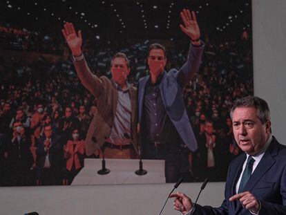 El candidato del PSOE-A a la Junta, Juan Espadas, en la rueda de prensa para analizar el adelanto electoral, en la sede regional del partido.