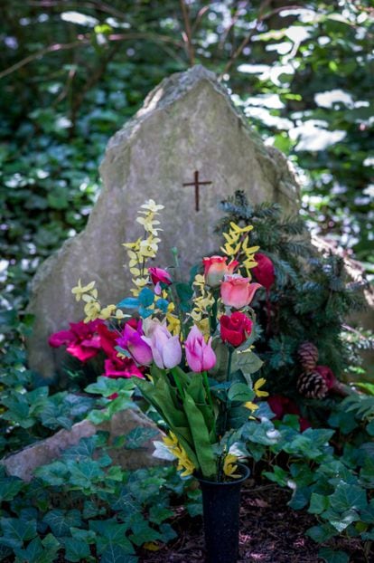 Algunas empresas especializadas en decoración con flores de plástico empezaron desde abajo: en las lápidas de los cementerios.