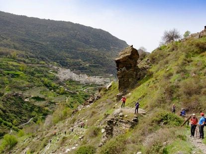 Ruta por el barranco de Poqueira con vistas a Pampaneira.