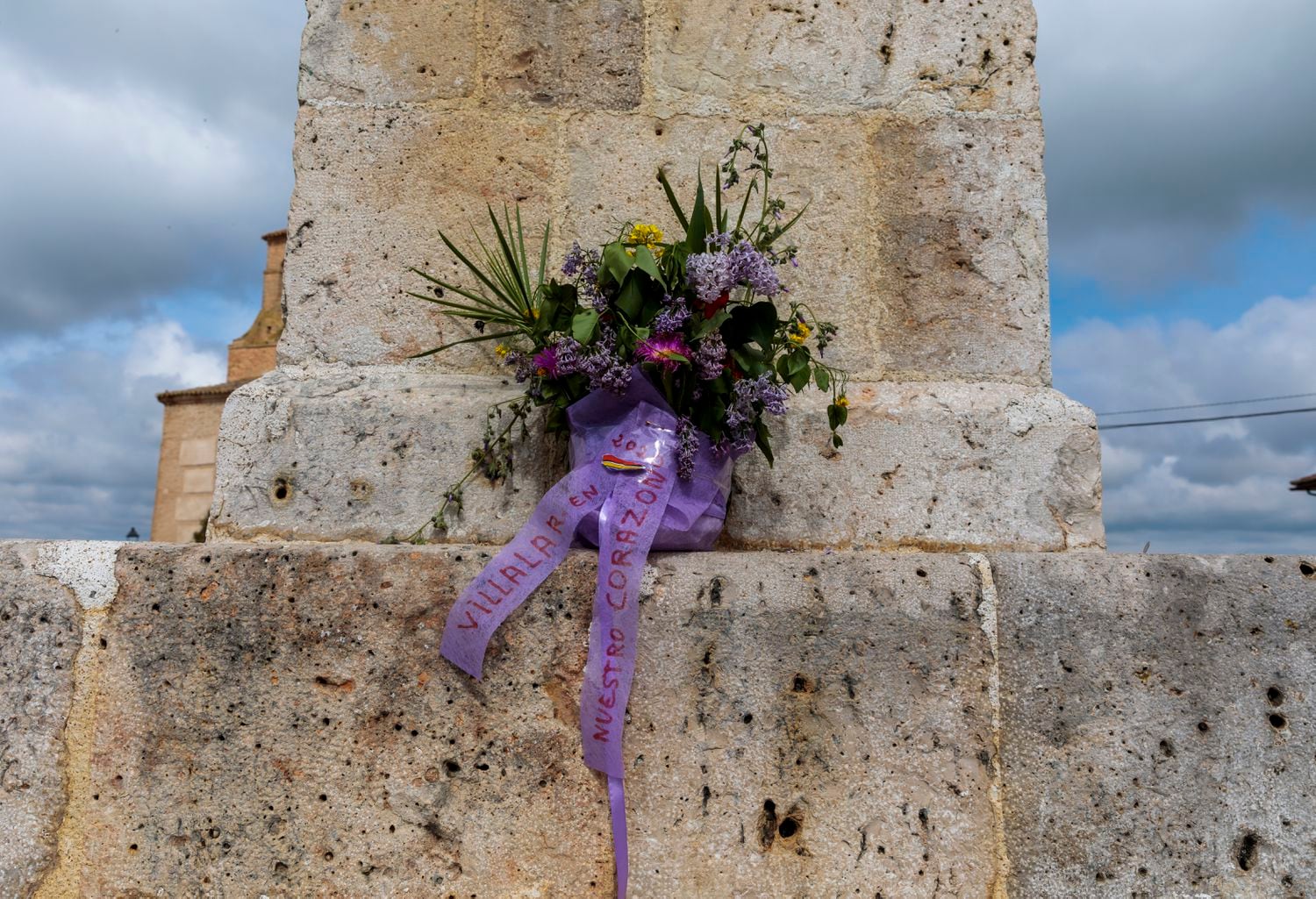 Flores en el monumento a los Comuneros en Villalar.@FRANCISCO J DE LAS HERAS