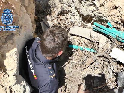 Un agente de la Policía Nacional baja por la entrada a una cueva de Baza en la que se plantaba marihuana