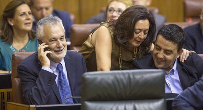 Griñán junto a María del Mar Moreno y Mario Jiménez, los tres nuevos senadores elegidos por el Parlamento de Andalucía.
