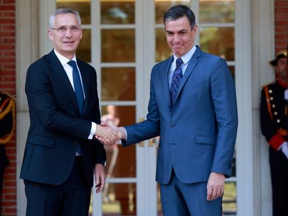 Pedro Sánchez recibe al secretario general de la OTAN, Jens Stoltenberg, en el Palacio de la Moncloa.