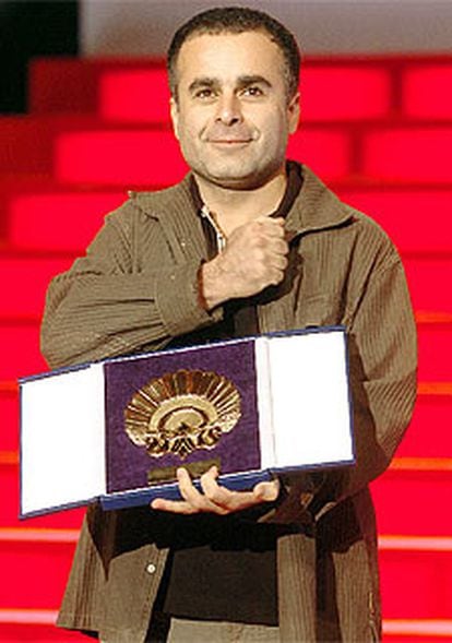 El cineasta iraní Bahman Ghobadi muestra la Concha de Oro por su película <i>Las tortugas también vuelan</i> en la ceremonia de clausura del festival.