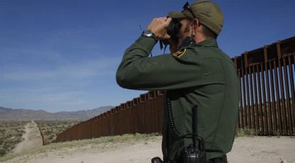 Labores de vigilancia en el muro fronterizo entre Estados Unidos y México, el pasado junio, en el desierto de Sonora.