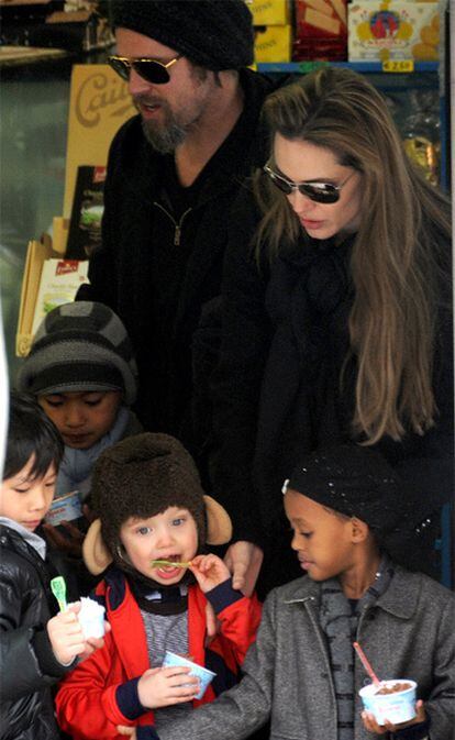 Los actores Angelina Jolie y Brad Pitt compran helados en Venecia a sus hijos (de derecha a izquierda) Zahara, Shiloh, Pax y Maddox (detrás).