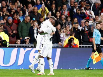 Valverde y Vinicius celebran el tercer gol ante el Sevilla.