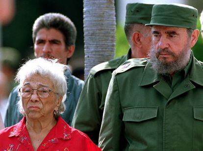 Melba Hernández, junto a Fidel Castro, en 1999.