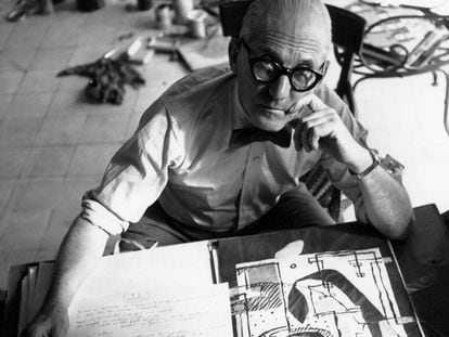 Le Corbusier en su taller de Par&iacute;s, en 1953, junto a uno de sus dibujos. 