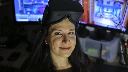 La desarrollado de videojuegos Tatiana Delgado posa en el despacho de su casa en Madrid. 