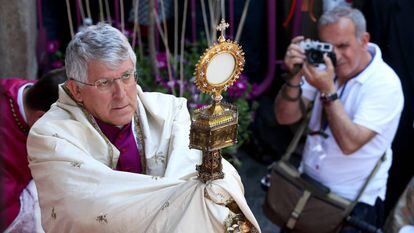El arzobispo de Toledo, Braulio Rodríguez, en la procesión de la festividad del Corpus Christi en Toledo en 2015.
