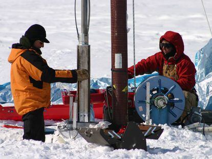 Extración de un núcleo de hielo en Groenlandia.