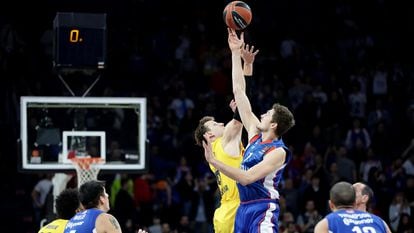 Acción durante el encuentro entre Anadolu Efes y el Barcelona.