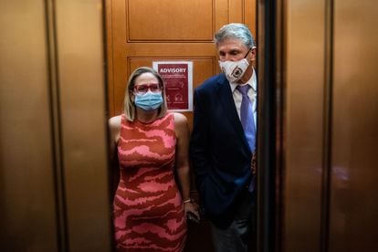 Los senadores demócratas Kyrsten Sinema y Joe Manchin, en un ascensor en el Capitolio.