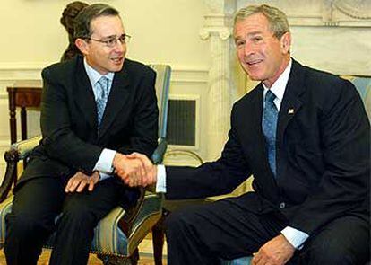 George W. Bush (derecha) saluda al presidente de Colombia, Álvaro Uribe, ayer en la Casa Blanca.