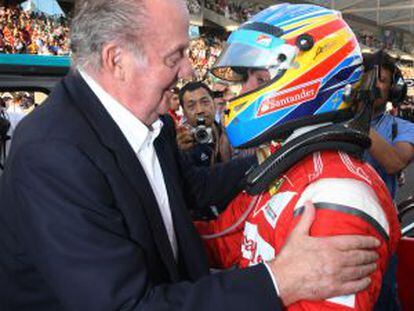 El Rey felicita a Fernando Alonso en Abu Dhabi a finales de noviembre.