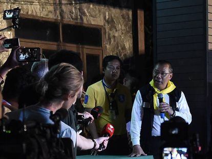 El gobernador de la provincia de Chiang Rai da una rueda de prensa cerca de la cueva