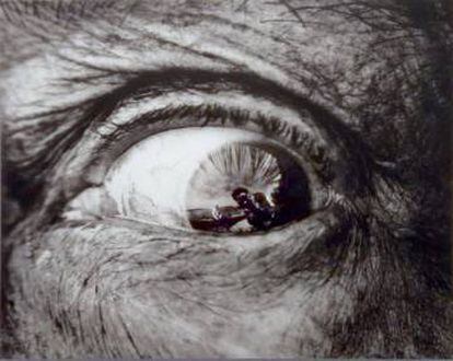 Primer plano del ojo de Dalí, visto por Whitaker, en la que se ve reflejado el fotógrafo.