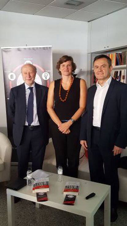 Mariana Mazzucato, junto Francisco Marín (director general del CDTI, izda.) y José Manuel Leceta (chairman de eGauss), que presentaron la charla.