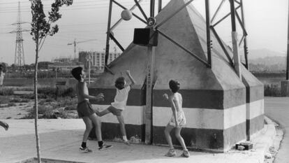 01/01/1990. Niños jugando al baloncesto en un descampado de Santa Coloma de Gramanet, Barcelona, a comienzos de la década del 90. Fotografía: JOAN GUERRERO