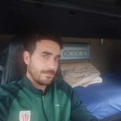 Mario Sáenz de la Torre, transportista, en el camión con el que cubre la ruta entre Logroño y Madrid