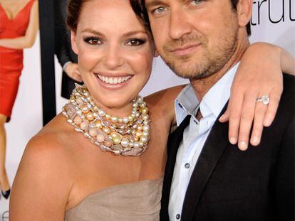 El actor Gerald Butler, conocido por películas como '300' y la actriz Katherine Heigl, una de las protagonistas de la serie de televisión 'Anatomía de Grey' han tenido una accidentada promoción de su nueva película en Los Ángeles. Según cuenta la revista estadounidense 'People' en su edición 'web', los dos actores fueron desalojados del hotel en el que estaban haciendo la promoción de 'The Ugly Truth', su nueva película, por una amenaza de bomba. Según han contado algunos testigos a la revista, en el momento del desalojo Butler se entretenía haciéndose fotos con los jugadores del AC Milan, que están en Los Ángeles, alojados en el mismo hotel en el que se encontraban los actores, para jugar un partido de fútbol contra el equipo local Los Angeles Galaxy. Afortunadamente, la amenaza no ha sido más que un susto que ha obligado a mantener fuera del recinto durante dos horas a las 400 personas que se encontraban en el hotel en el momento. En la imagen, los dos actores posan en la alfombra roja previa al estreno de la película el pasado viernes.