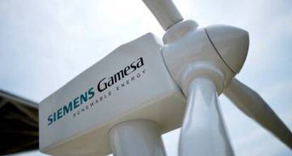 Turbina con el logo de Siemens Gamesa en Zamudio (Vizcaya). REUTERS