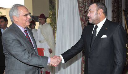 El rey Mohamed VI estrecha la mano del enviado especial de la ONU para el conflicto del Sahara Occidental, Christopher Ross, en Rabat, el pasado mes de octubre. 