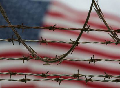 La bandera de Estados Unidos ondea tras las alambradas que rodean la prisión de Guantánamo en octubre de 2007.