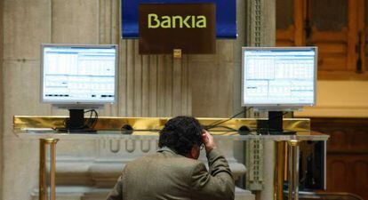 Un inversor mira la cotizaci&oacute;n de Bankia en la Bolsa de Madrid