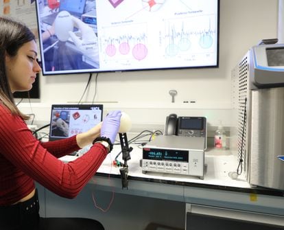 Carmen Salvadores hace una prueba con el guante con sensores en el laboratorio