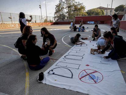 Alumnes d'una escola de Barcelona preparant cartells per al referèndum de l'1 d'octubre.