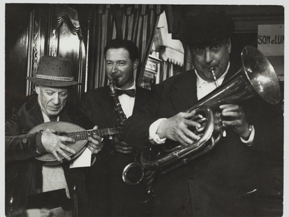 Pablo Picasso, junto al empresario taurino Paco Muñoz y el anticuario Affentranger, en el negocio de este en Arlés, el 30 de marzo de 1959, en una imagen tomada por el fotógrafo Lucien Clergue.