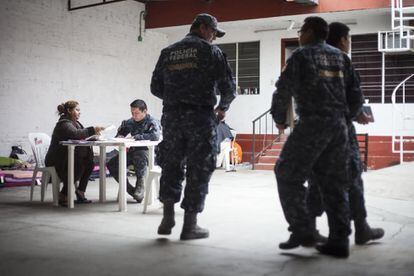Sara Cruz Contreras, madre del desaparecido José Rodolfo López Cruz, se entrevista con miembros de la Gendarmería Nacional en las oficinas del ministerio público de Tierra Blanca, Veracruz. 5 de febrero, 2016