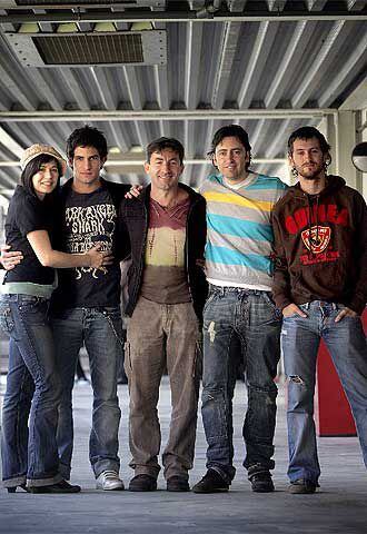 De izquierda a derecha, los actores Eva Pallarés, Quim Gutiérrez y Antonio de la Torre; el director, Daniel Sánchez Arévalo, y el también actor Raúl Arévalo, fotografiados en la presentación del filme en Barcelona.